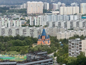 Вид спального московского района Чертаново с храмом и парком.
